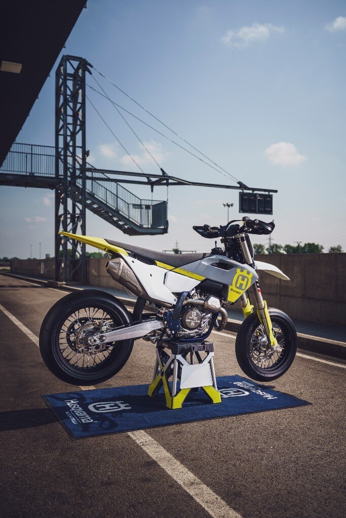 Husqvarna presenta la nuova FS 450 Supermoto 2023 